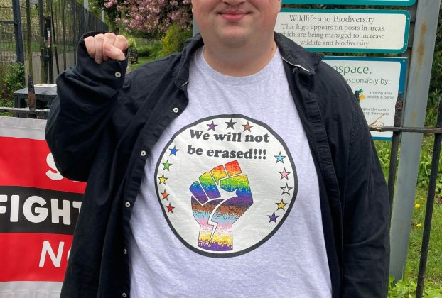Picture of the candidate with the fist raised in solidarity